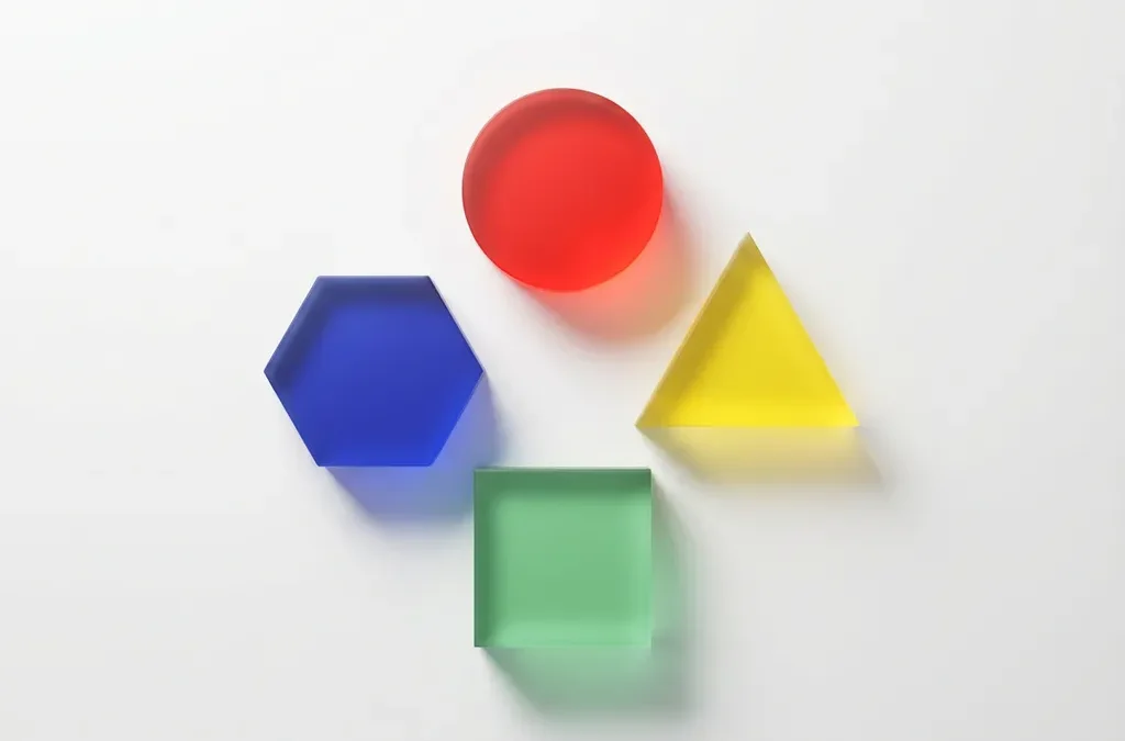 Vier geometrische vormen in diamantformatie met DISC-kleuren: rode cirkel, gele driehoek, groene vierkant en blauwe zeshoek