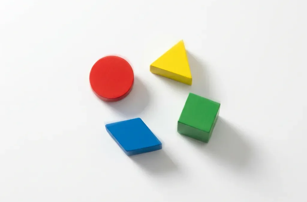 Vier gekleurde geometrische vormen in cirkelvormatie op witte ondergrond met overlappende schaduwen die teamwerk symboliseren